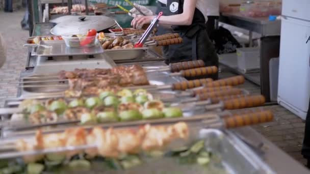 Le fournisseur pèse le poivre cuit et grillé dans une boîte à lunch sur une balance électronique. 4K — Video