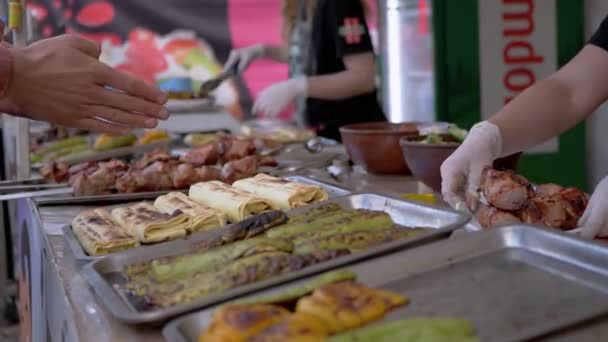 Cliente seleciona Peça Kebabs de um vendedor de comida de rua. 4K — Vídeo de Stock