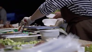 Alıcı sipariş başına Sokak Gıda Satıcısına Nakit Öder. 4K
