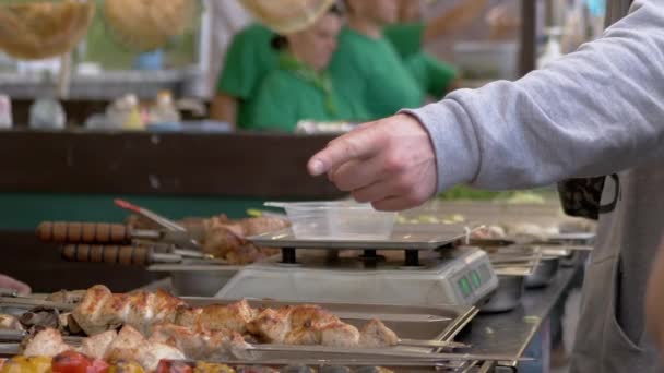 Street Food Säljaren ger växel i kontanter till kunden per beställning. Zoom — Stockvideo