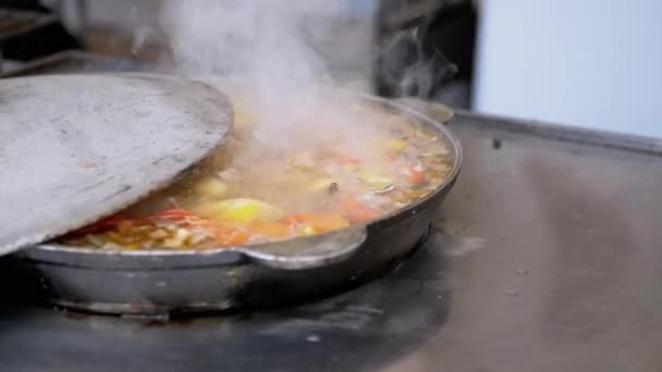 스트리트 셰프는 캐스트 아이언 스 킬 (Cast Iron Skillet) 또는 룩 (Wok) 에서 Vegetable Stew Outdoor 를 선보인다. 4K — 비디오