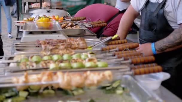 Street Food Seller pone dinero en efectivo para pedir comida en un cajón. 4K — Vídeos de Stock