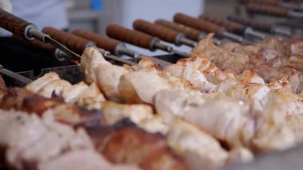 Cocinar Kebab de cerdo jugoso en la parrilla al aire libre en una brocheta de metal. 4K — Vídeos de Stock