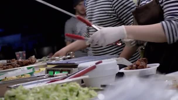Street Food Seller przygotowuje zamówienie dla kupującego. 4K — Wideo stockowe