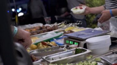 Sokak Satıcısı Salata, Kebaplar, Elektronik Ölçekte Beslenme Kutusunda Patatesler