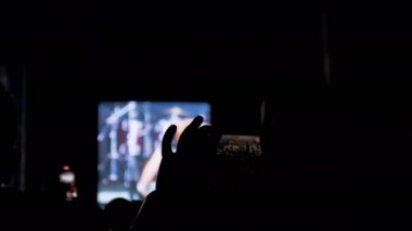 Kadın Eller, Akşamki Rock Festivali 'nde Akıllı Telefon Konseri ile Çekim Yapıyor