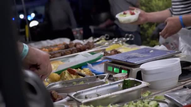 Street Seller Wagi Sałatka, Kebaby, Ziemniaki w pudełku na lunch w skali elektronicznej — Wideo stockowe