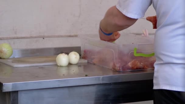 Street Shef é Stringing Raw Marinated Kebab em um Metal Skewer. Zoom — Vídeo de Stock