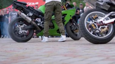 Motosiklette İnanılmaz Profesyonel Dublörlük. Büyüt