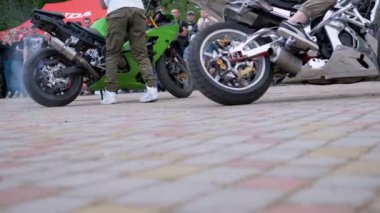 Moto Motorlar 'da İnanılmaz Profesyonel Dublörler Gösterisi. 4 bin. Yavaş çekim