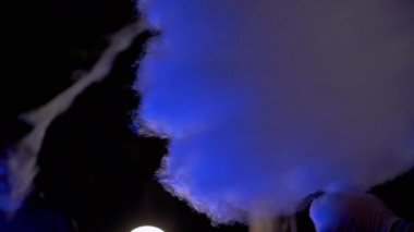 Dişi Eller Tahta Çubukta Şeker 'ten bir pamuk helva bulutu esiyor. 4K