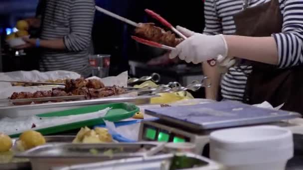Street Seller prepara um pedido para o comprador, remove o Kebab do Skewer. Zoom — Vídeo de Stock