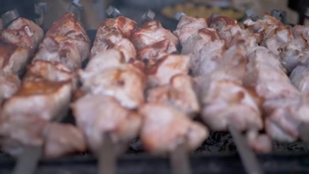 Cocinar Kebab a la parrilla jugoso y crujiente con humo en una brocheta de metal. 4K — Vídeo de stock