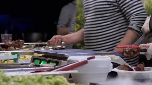 Street Food Seller ετοιμάζει μια παραγγελία για τον αγοραστή. Εστίαση — Αρχείο Βίντεο