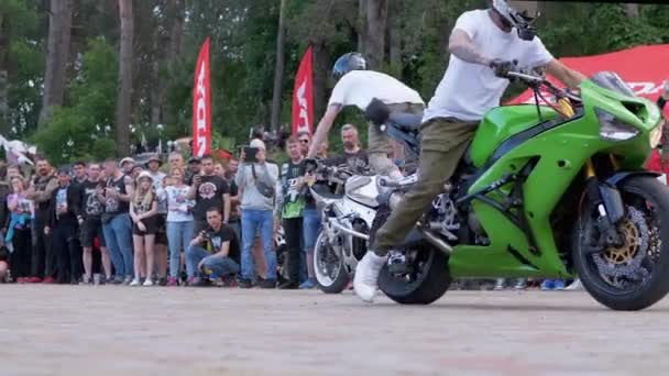 Å utføre utrolige motorsykkelstunt for yrkesutøvere. Zoom – stockvideo