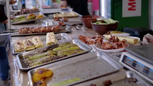 烤蔬菜、油炸肉、拉瓦什的Shawarma 、 Kebabs放在柜台上 — 图库视频影像