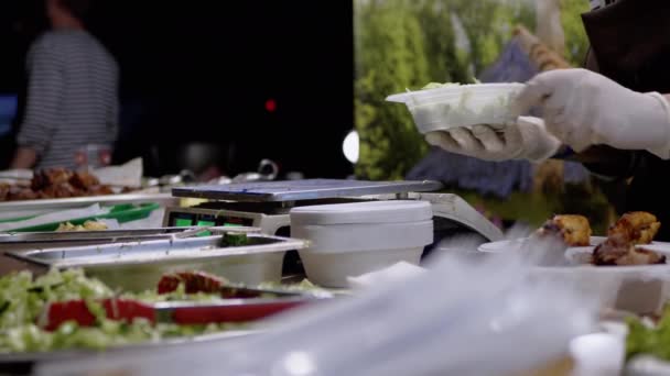 Street Food Vendor waży gotowaną sałatkę z ogórków w skali elektronicznej. 4K — Wideo stockowe