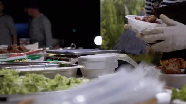 Street-Food-Verkäufer wiegt ein gekochtes, gebratenes Stück Kebab auf elektronischer Skala — Stockvideo