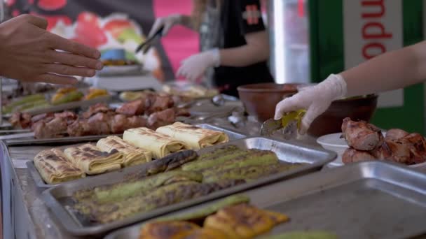 Klant selecteert Piece Kebabs van een Street Food Verkoper. Zoom — Stockvideo