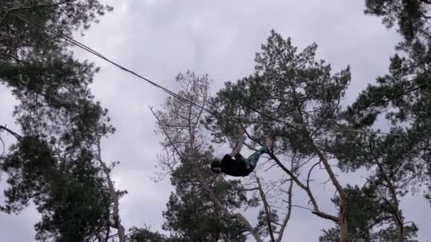 Ropewalker with a Belay Falls Down from the Rope at a High Altitude. 4K — Vídeo de stock