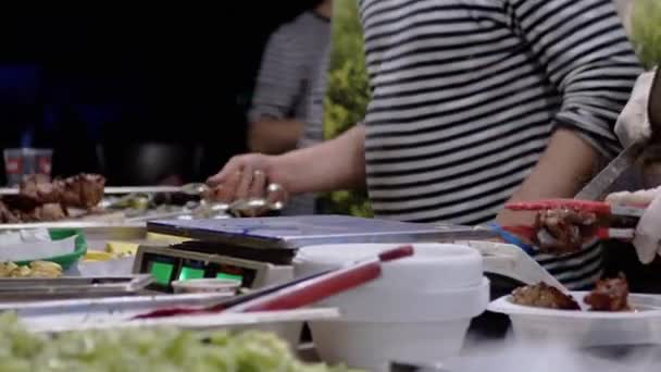 Street Food Seller förbereder en beställning för köpare. Zoom — Stockvideo