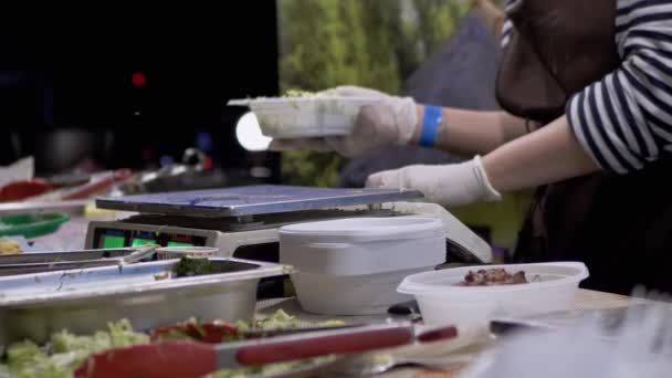 Street Seller waży sałatkę w pudełku na lunch w skali elektronicznej. Powiększenie — Wideo stockowe