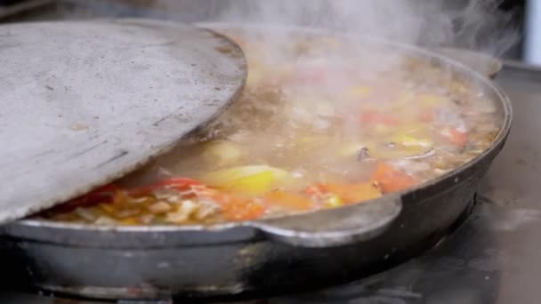 Street Chef เตรียมสตูว์ผักกลางแจ้งในกระทะเหล็กหล่อหรือ Wok — วีดีโอสต็อก
