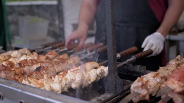 Matlagning saftig fläsk kebab på grill i utomhus på en metall kewer. 4K — Stockvideo