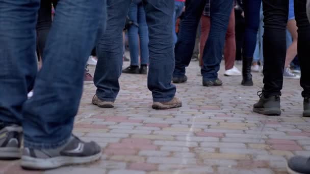 Multitud de personas de pie en el pavimento en previsión del evento. 4K — Vídeo de stock