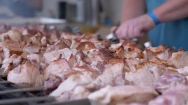 Metal şiş üzerinde ızgarada Sulu Domuz Kebabı pişiriyorum. Büyüt