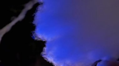 Dişi Eller Tahta Çubukta Şeker 'ten Bir Hava Bulutu Rüzgarı Pamuk Şekeri