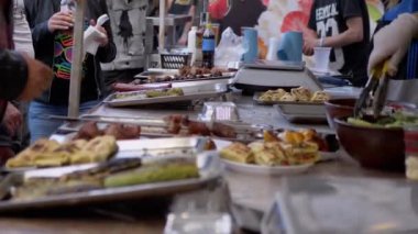 Açık Sokak Dükkanlarında Fast Food ticareti. Büyüt