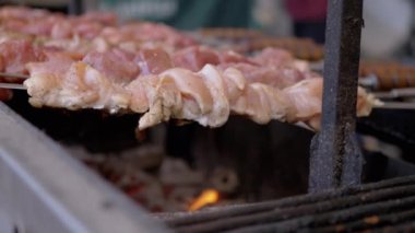 Kömür ve Ateşli Izgarada Metal Şiş Üzerinde Duman Kebap. 4 bin. Kapat..