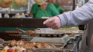 Açık Sokak Dükkanlarında Fast Food ticareti. Büyüt
