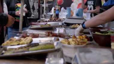 Açık Sokak Dükkanlarında Fast Food ticareti. Büyüt