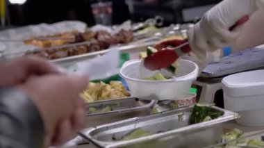 Sokak Gıda Satıcısı, Beslenme Kutusunda Elektronik ölçekte Salata Taşıyor. Büyüt