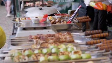 Tedarikçi Weighs Cooked, Beslenme Kutusunda Izgara Biber Elektronik Ölçekte. Büyüt