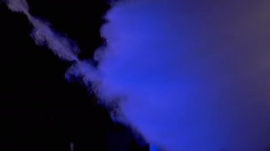 Dişi Eller Tahta Çubukta Şeker 'ten bir pamuk helva bulutu esiyor. 4K