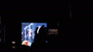 Kadın Eller, Akşamki Rock Festivali 'nde Akıllı Telefon Konseri ile Çekim Yapıyor