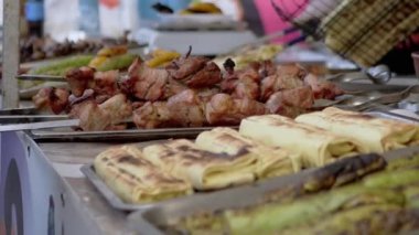 Kebaplar, ızgara sebzeler, kızarmış kabak, Shawarma Yatağı. Büyüt.