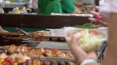 Açık Sokak Dükkanlarında Fast Food ticareti. Büyüt