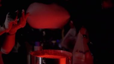 Park 'ta, Street Market' te özel bir makinede pamuk şeker pişirmek. 4K