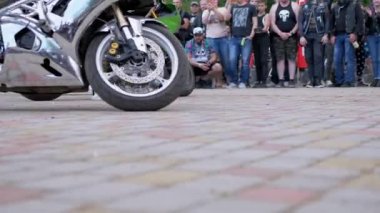 Moto Motorlar 'da İnanılmaz Profesyonel Dublörler Gösterisi. Büyüt