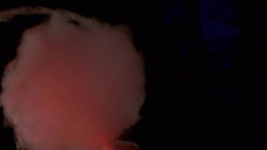 Dişi Eller Tahta Çubukta Şeker 'ten bir pamuk helva bulutu esiyor. 4K