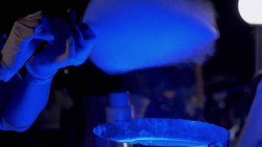 Dişi Eller Tahta Çubukta Şeker 'ten Bir Hava Bulutu Rüzgarı Pamuk Şekeri