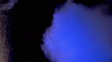 Dişi Eller Tahta Çubukta Şeker 'ten bir pamuk helva bulutu esiyor. 4K