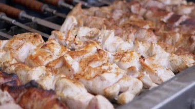 Metal şiş üzerinde ızgarada Sulu Domuz Kebabı pişiriyorum. Büyüt