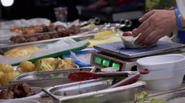 Sokak Satıcısı Ağırlık Salatası, Elektronik ölçekte Beslenme Kutusunda Barbekü. Büyüt
