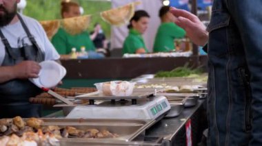 Erkek Elleri Paradan Üstte, Sipariş Verilen Kebaplı Beslenme Kutusu İçin Satıcıya