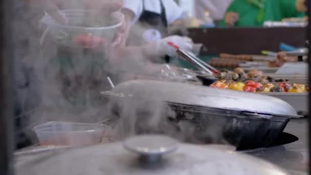 Grönsaker Koka i en sluten gryta med ånga och rök. Zoom — Stockvideo